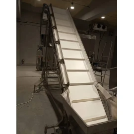 Transporteris šaltalankių šakelėms pakrauti į...